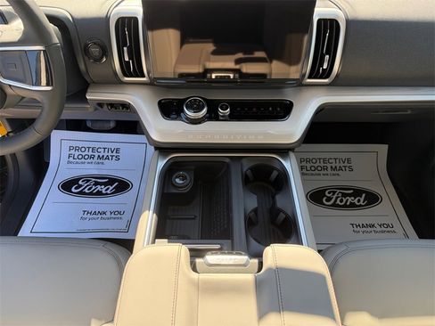 New 2025 Ford Expedition Active image 11