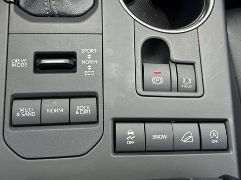Used 2022 Toyota Highlander XLE AWD/4WD image 17
