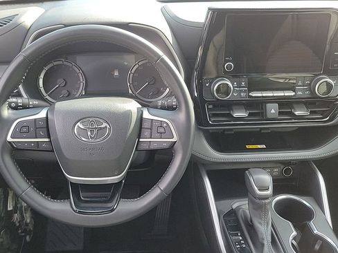 Used 2024 Toyota Highlander XSE image 21