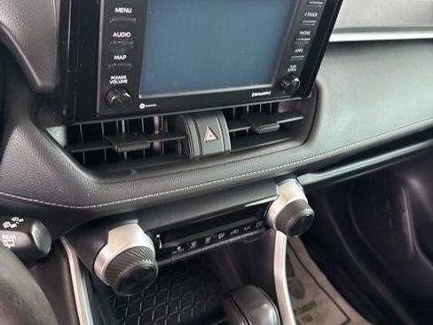Used 2020 Toyota RAV4 LE FWD image 8