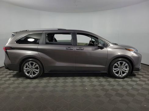 Used 2023 Toyota Sienna Platinum image 10
