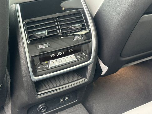 Used 2024 BMW X7 xDrive40i w/ Climate Comfort Package AWD/4WD image 16
