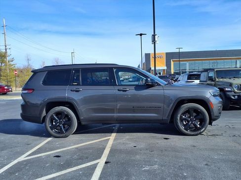 Used 2023 Jeep Grand Cherokee L Limited w/ Luxury Tech Group II image 2