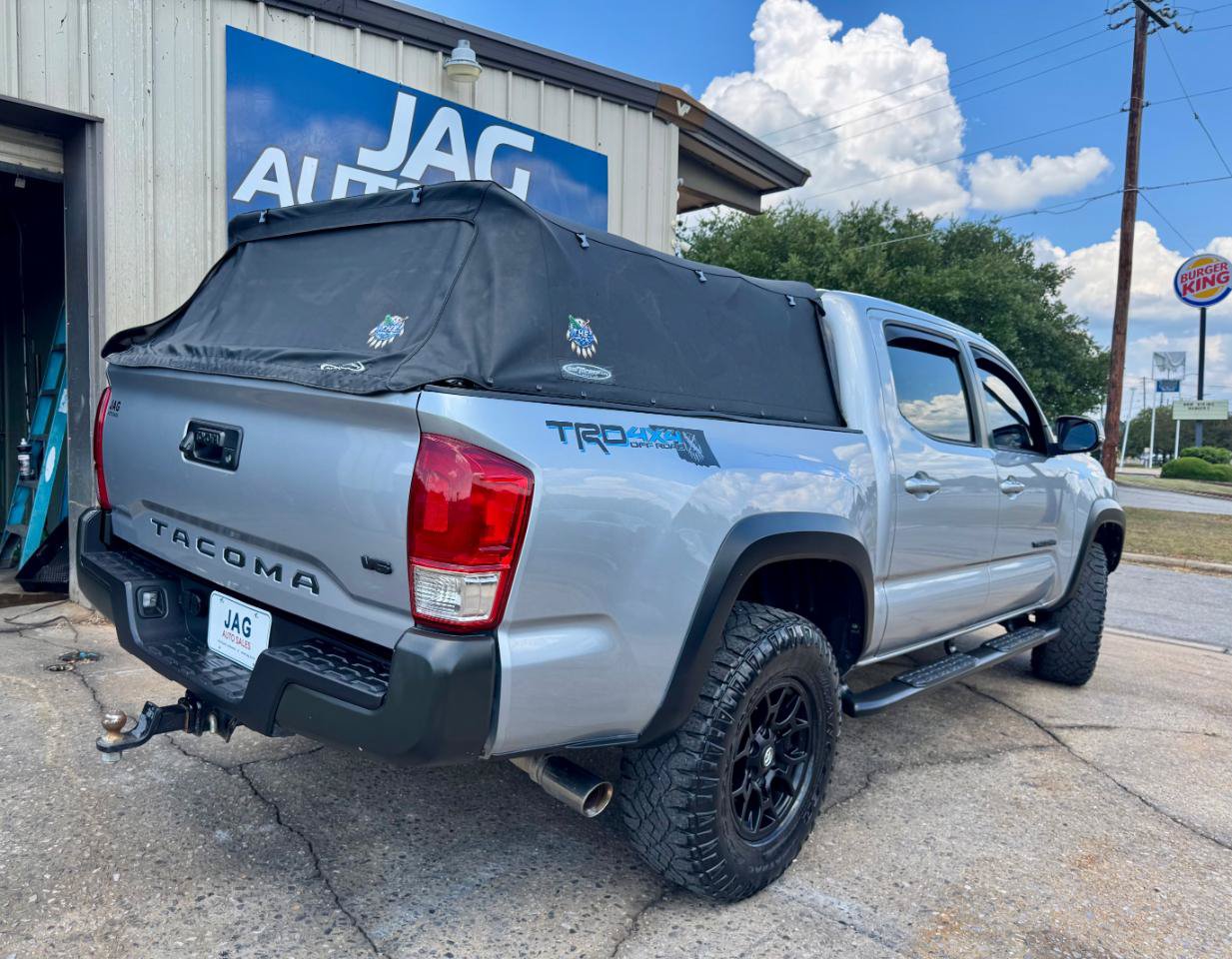 Used 2016 Toyota Tacoma TRD Off-Road w/ Towing Package AWD/4WD image 9