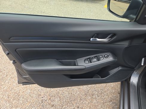 Used 2025 Nissan Altima 2.5 SV FWD image 6