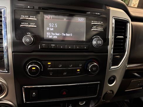 Used 2018 Nissan Titan SV AWD/4WD image 14