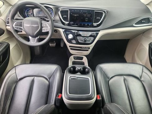 Used 2023 Chrysler Pacifica Touring-L FWD image 21