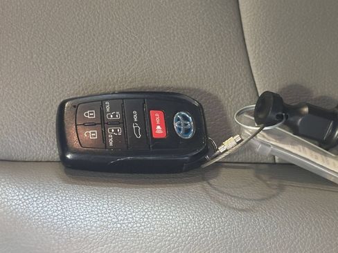 Used 2025 Toyota Sienna XLE FWD image 20