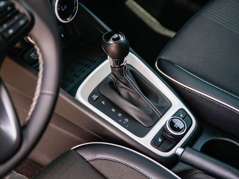 Used 2023 Hyundai Venue Limited image 19