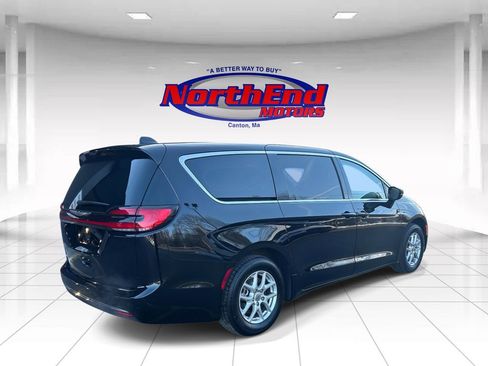 Used 2024 Chrysler Pacifica Touring-L image 3