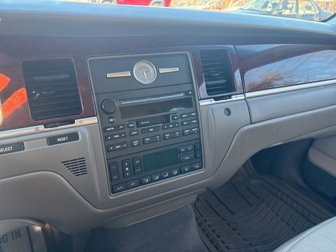 Used 2005 Lincoln Town Car Signature image 12