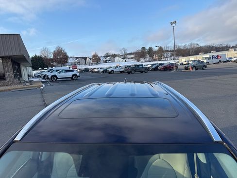 Used 2021 Toyota Highlander XLE image 9