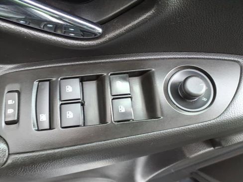 Used 2018 Chevrolet Trax LT w/ LT Convenience Package image 12