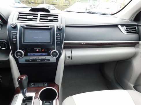 Used 2012 Toyota Camry XLE w/ Leather Pkg FWD image 7