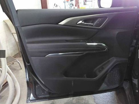 Used 2025 Chevrolet Traverse LT image 14