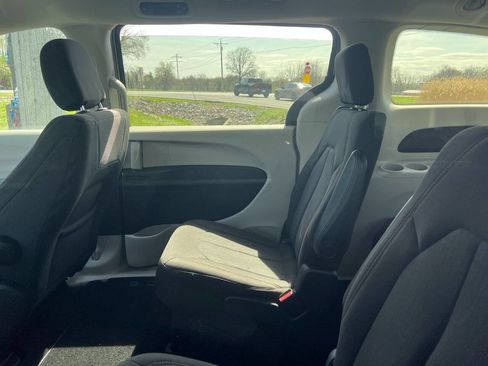 Used 2017 Chrysler Pacifica Touring image 12