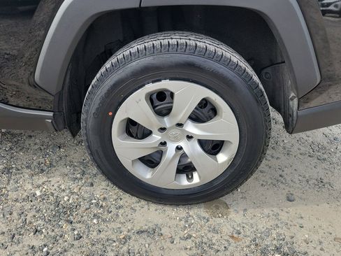 Used 2021 Toyota RAV4 LE image 7