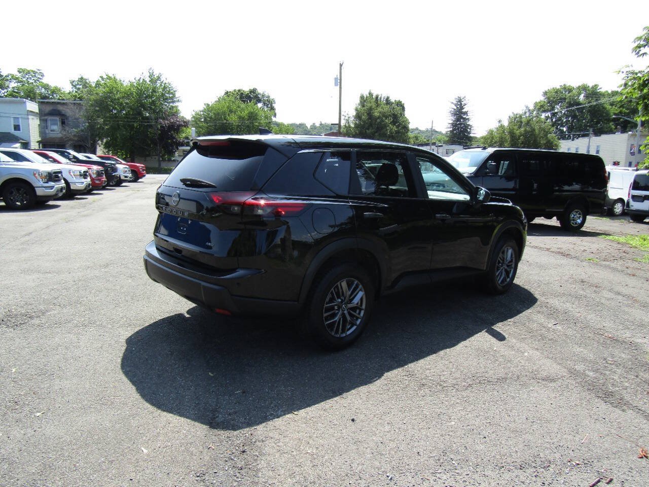 Used 2024 Nissan Rogue S AWD/4WD image 7