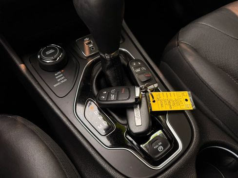 Used 2019 Jeep Cherokee Limited AWD/4WD image 16