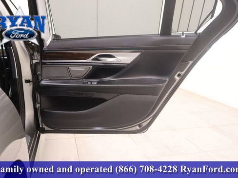 Used 2022 BMW 750i xDrive w/ Executive Package image 13