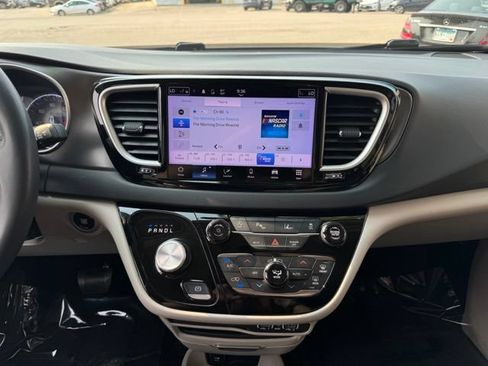 Used 2023 Chrysler Pacifica Touring-L FWD image 2