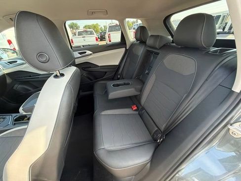Used 2025 Volkswagen Taos SE FWD image 20
