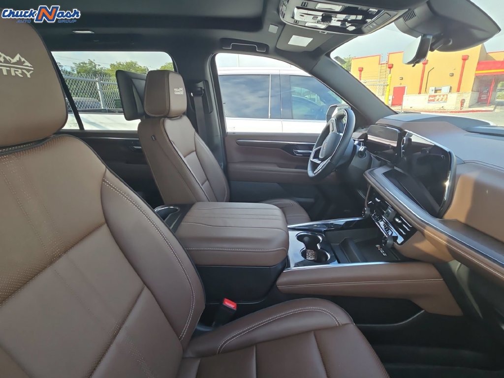 Used 2026 Chevrolet Suburban High Country AWD/4WD image 7