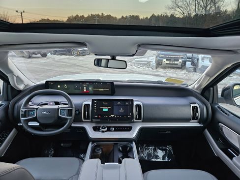 Certified 2025 Ford Expedition Active image 14