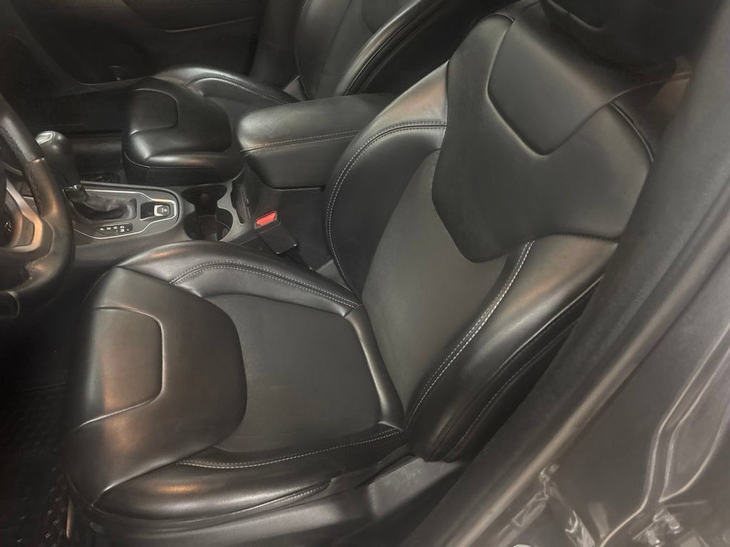Used 2019 Jeep Cherokee Latitude Plus w/ Cold Weather Group AWD/4WD image 24