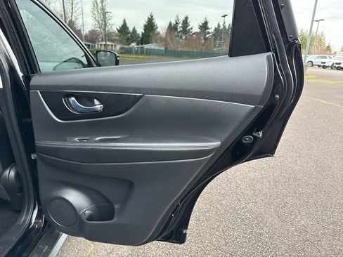 Used 2018 Nissan Rogue SL w/ Premium Package image 24