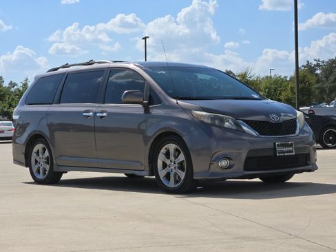 Used 2013 Toyota Sienna SE FWD image 7