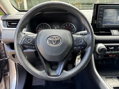 Used 2020 Toyota RAV4 LE FWD image 17