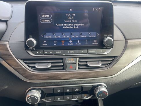 Used 2024 Nissan Altima 2.5 SV image 11