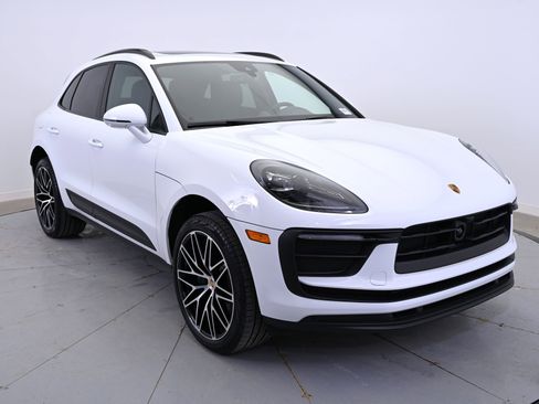 Used 2025 Porsche Macan image 9