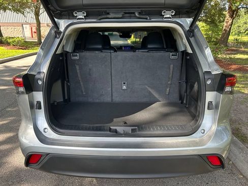 Used 2023 Toyota Highlander XLE FWD image 11