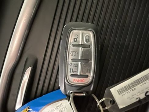 Used 2024 Chrysler Pacifica Touring-L FWD image 21