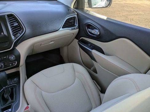Used 2019 Jeep Cherokee Latitude w/ Popular Appearance Group FWD image 17