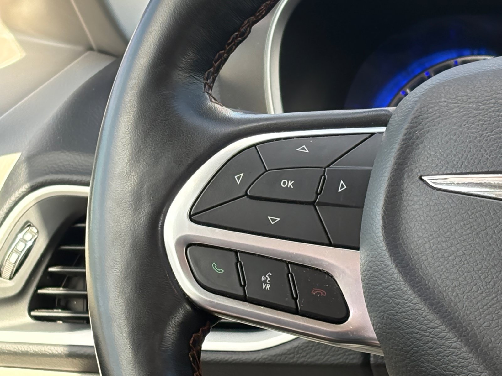 Used 2020 Chrysler Pacifica Touring-L w/ Advanced Safetytec Group FWD image 23