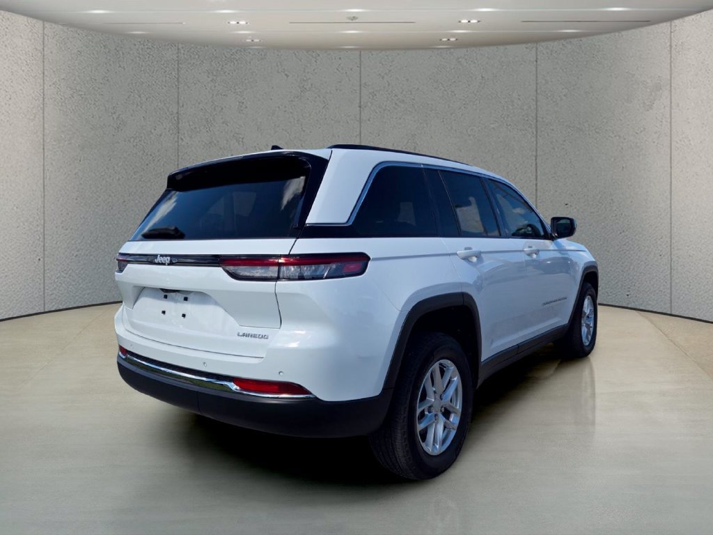 Used 2025 Jeep Grand Cherokee Laredo RWD image 6