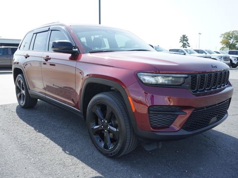 Used 2024 Jeep Grand Cherokee Altitude AWD/4WD image 7
