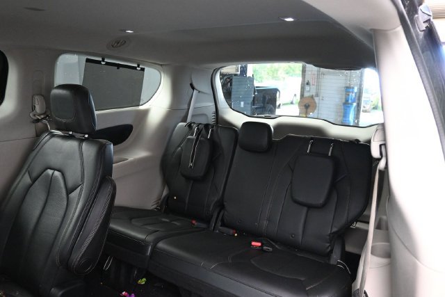 Used 2017 Chrysler Pacifica Touring-L Plus FWD image 31