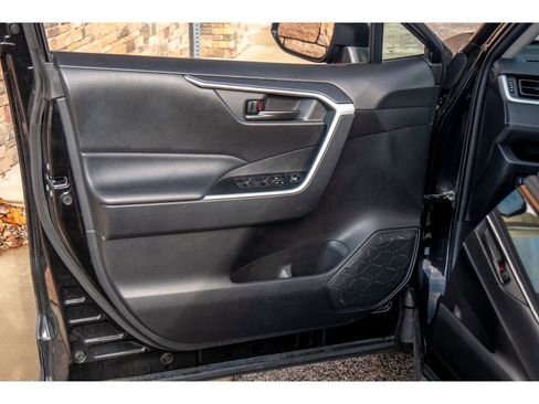 Used 2020 Toyota RAV4 LE image 9