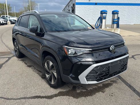 Used 2025 Volkswagen Taos SE AWD/4WD image 9