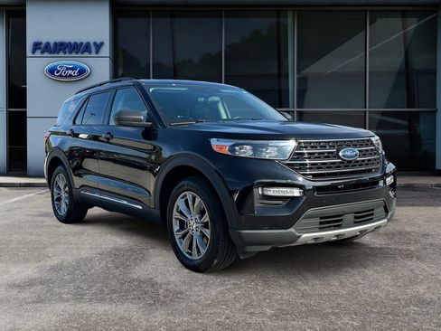 Used 2022 Ford Explorer XLT w/ Equipment Group 202A image 3