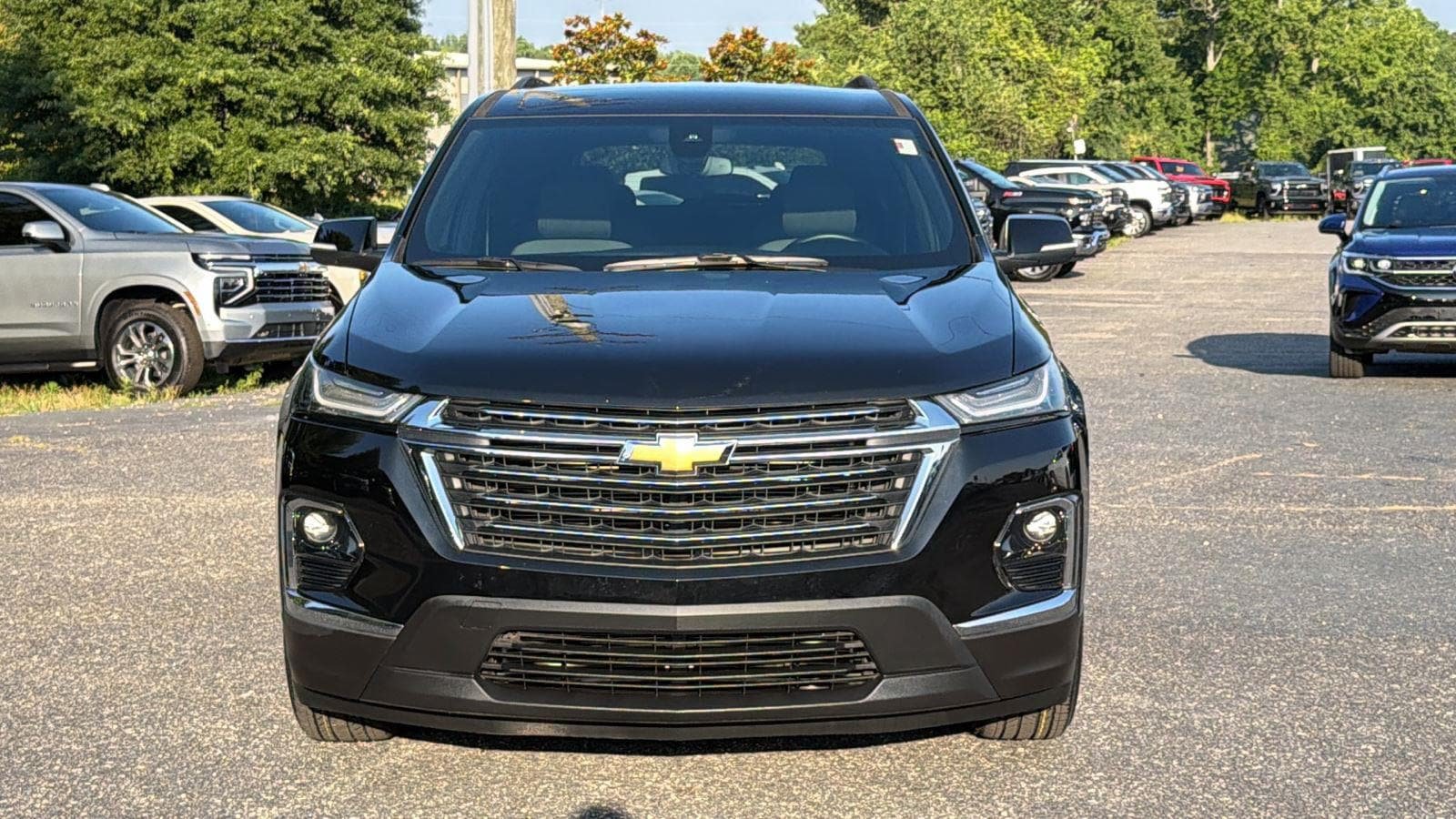 Used 2023 Chevrolet Traverse LT FWD image 2