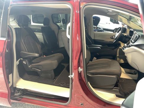 Used 2022 Chrysler Voyager LX image 19