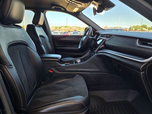 Used 2025 Jeep Grand Cherokee Altitude image 25