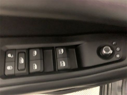 Used 2023 Jeep Grand Cherokee Limited image 23