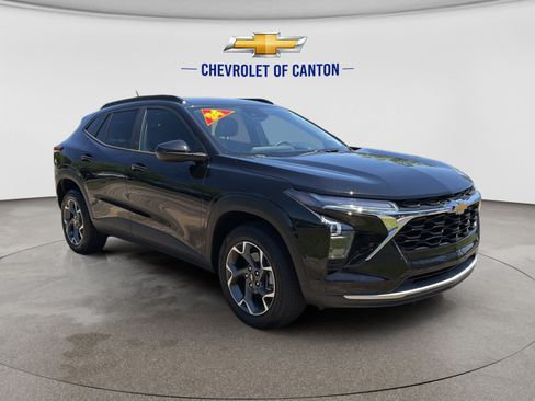 Used 2024 Chevrolet Trax LT w/ LT Convenience Package FWD image 3