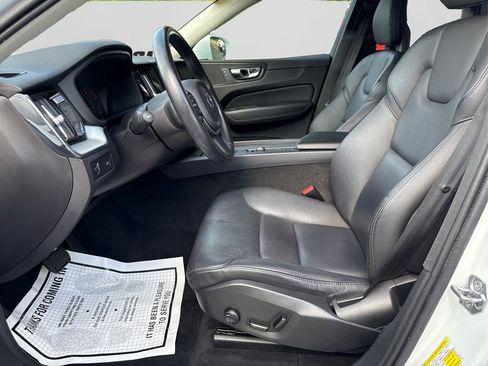 Used 2018 Volvo XC60 T5 Momentum w/ Vision Package image 9